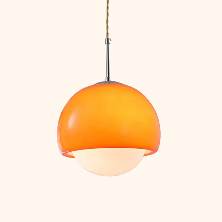 Sur un fond beige, une lampe globe vintage en verre fumé orange est affichée. 