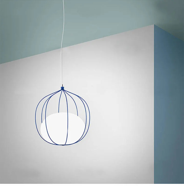 Suspension métallique cage globe style moderne minimaliste, lumière suspendue avec finition métallique brillante et forme sphérique. Ajout chic pour tout intérieur contemporain. Ampoule non incluse. Taille disponible: 40x44 cm.