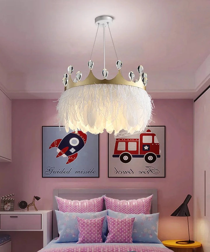 Suspension couronne dorée et plumes blanches design moderne pour une chambre sophistiquée et éclairée avec élégance. Disponible en trois tailles pour une ambiance accueillante et raffinée. Ampoule non incluse.