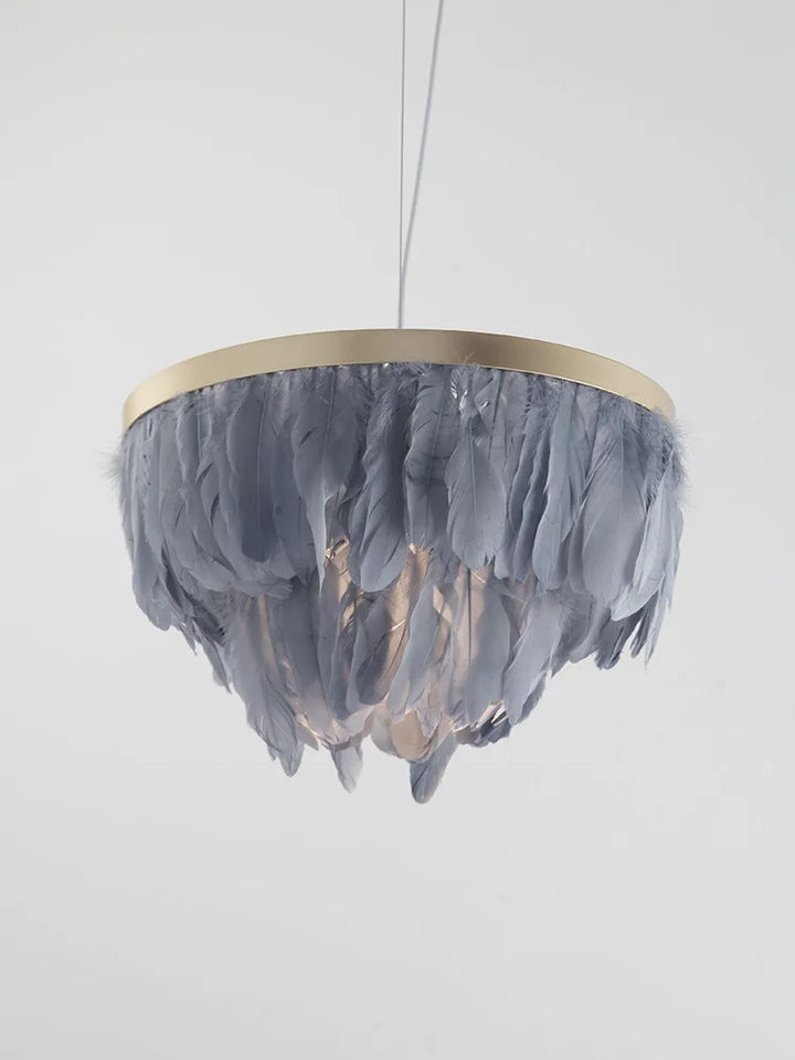 Suspension en plumes colorées avec anneau doré, design art déco. Élégance intemporelle pour un intérieur raffiné et rétro. Ampoule non incluse.