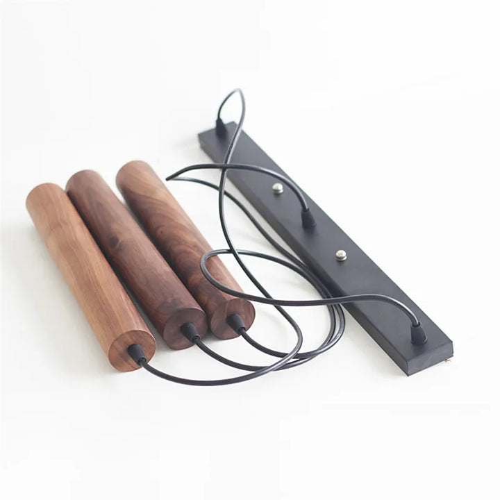 Suspension bois noyer triple cylindres minimalistes design scandinave, éclairage doux et chaleureux pour une ambiance accueillante.