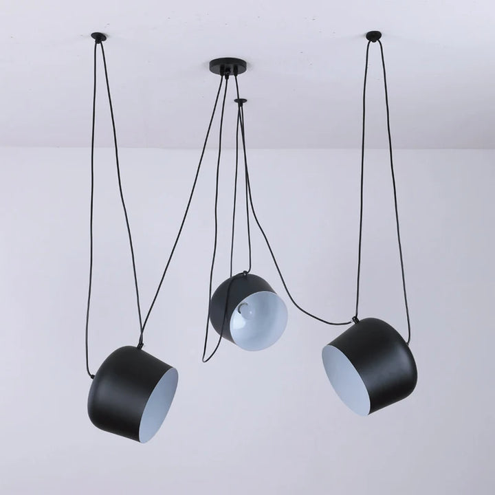Suspension araignée métallique design industriel avec 5 lampes ajustables. Parfaite pour salon, chambre ou cuisine. Éclairage optimal sur 5 à 20 m².