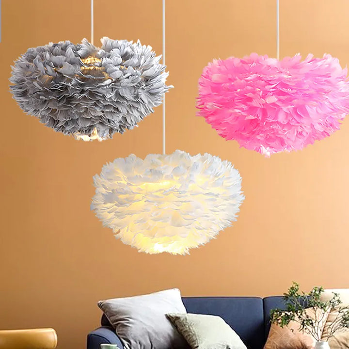 Suspension boule nuage de plumes colorées, éclairant une pièce avec douceur et style. Parfait pour créer une ambiance accueillante et chaleureuse dans votre intérieur. Disponible en différentes tailles et couleurs apaisantes. Ampoule incluse.