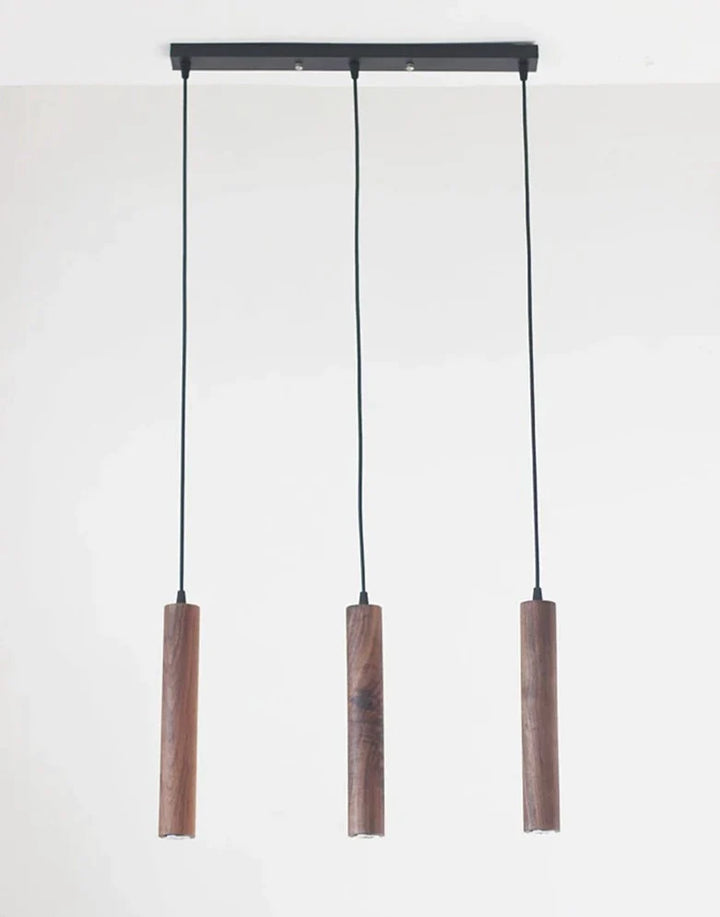 Suspension bois noyer triple cylindres minimalistes design scandinave, éclairage doux et chaleureux pour une ambiance accueillante.