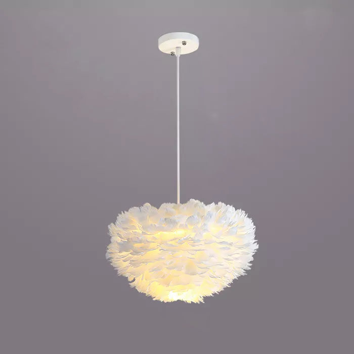 Suspension boule nuage de plumes blanches légère et aérienne pour éclairer votre espace avec douceur. Disponible en différentes tailles et couleurs apaisantes. Parfait pour créer une ambiance chaleureuse dans votre chambre, salon ou entrée. Ampoule incluse. LampeSuspension.com. (120 characters)