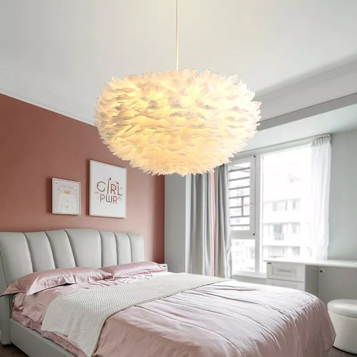 Suspension boule nuage de plumes colorées, éclairant une chambre avec douceur et style moderne. Disponible en différentes tailles et couleurs neutres. Ampoule incluse.