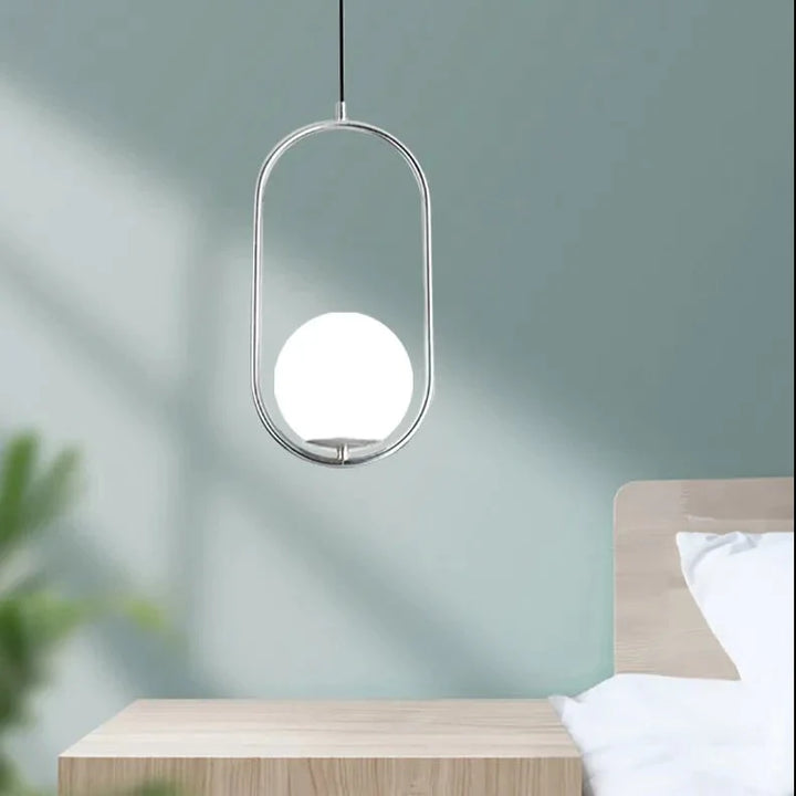 Suspension moderne boule lumineuse ovale en laiton, éclairage chaleureux pour un intérieur raffiné.