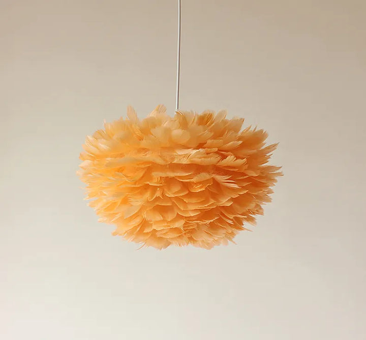 Suspension boule nuage de plumes colorées, éclairant une pièce avec douceur et style moderne. Disponible en différentes tailles, cette lampe suspension en plumes d'oie apporte une ambiance chaleureuse et accueillante à votre intérieur. Ampoule incluse.