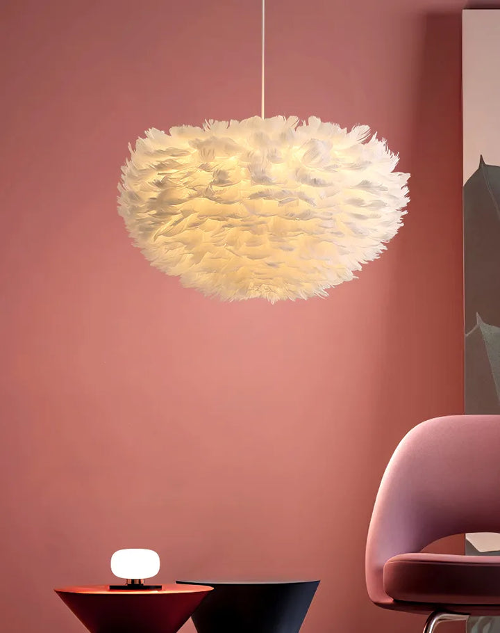 Une suspension boule nuage de plumes colorées éclaire doucement une chaise rose. Parfaite pour créer une atmosphère chaleureuse dans n'importe quelle pièce. Tailles disponibles : 30 cm, 40 cm, 50 cm, 60 cm. Ampoule incluse.