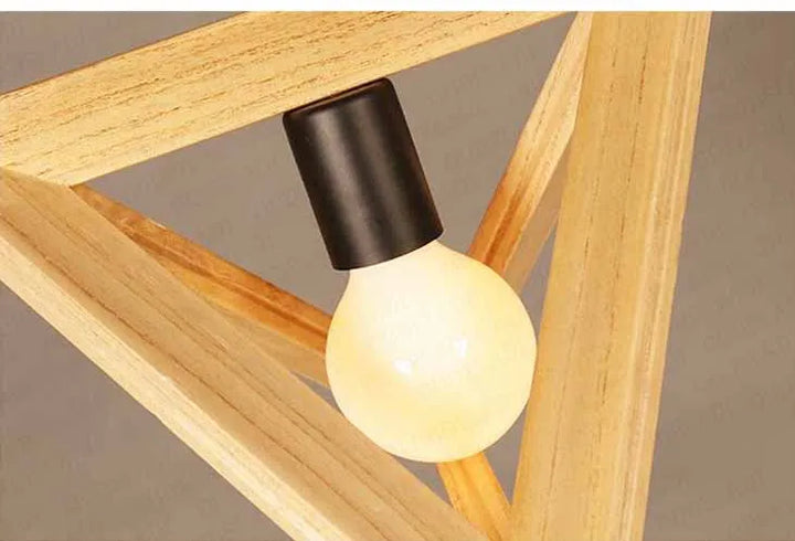 Suspension bois triangle design moderne, cadre en bois massif sculpté en triangle suspendu par un câble noir. Taille disponible: 33x28 cm, 25x20,5 cm. Ampoule non incluse. Parfait pour un intérieur contemporain.