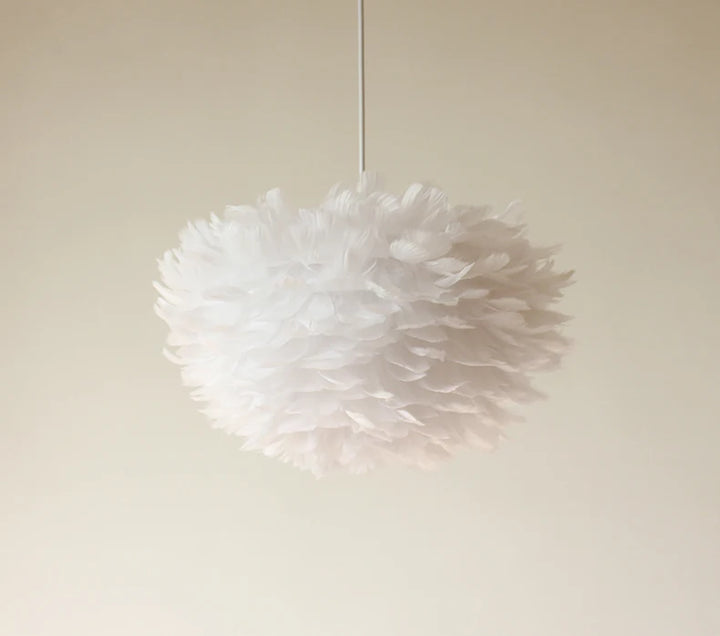 Suspension boule nuage de plumes colorées, éclairant une pièce avec douceur et chaleur. Disponible en différentes tailles et couleurs neutres apaisantes. Parfait pour créer une ambiance accueillante dans votre intérieur moderne. Ampoule incluse.