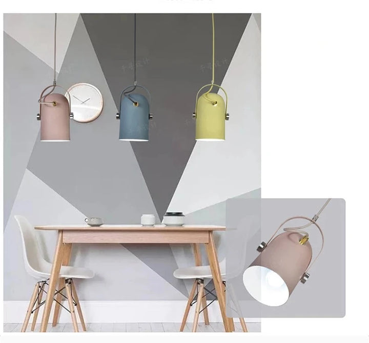 Suspension scandinave métal coloré cloche avec anse, table et chaises avec horloge au mur. Luminaire élégant pour votre intérieur.