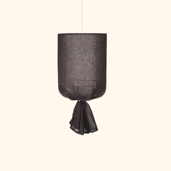 C'est une suspension en tissu noir. Elle est cylindrique avec un noeud sur le bas ce qui fait pendre le tissu. Le style est minimaliste et rétro. 