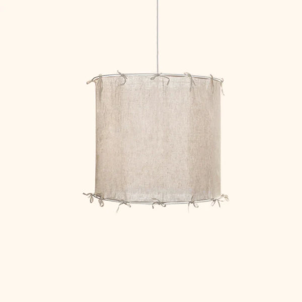 C'est une suspension cylindrique en tissu beige avec des petits noeuds. Le style est rétro et mignon. 