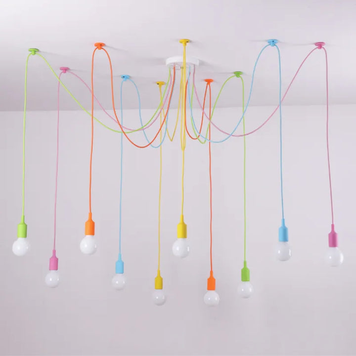 Suspension araignée colorée design moderne éclairant une pièce avec des câbles de couleurs vives et des douilles assorties. Idéale pour les espaces créatifs, cette lampe suspendue apporte une touche de gaieté et de modernité à votre décoration intérieure.