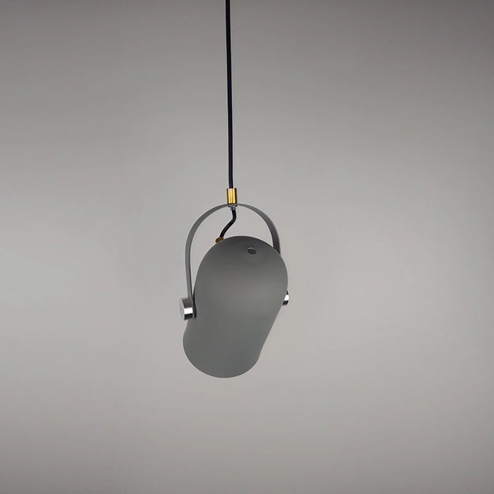 Suspension scandinave métal coloré cloche avec anse, éclairage ciblé pour petits espaces. Idéale pour créer une ambiance cosy et contemporaine. Taille: 150x190 mm.