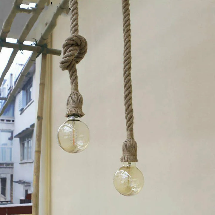 Une suspension corde de chanvre nouée design bohème, mettant en valeur la simplicité du chanvre beige noué à la main, apportant une lumière douce pour une zone d'éclairage de 5-10 m². Disponible en 1m ou 2m, cette suspension sublime votre espace avec une ambiance chaleureuse et accueillante. Ampoule non incluse.