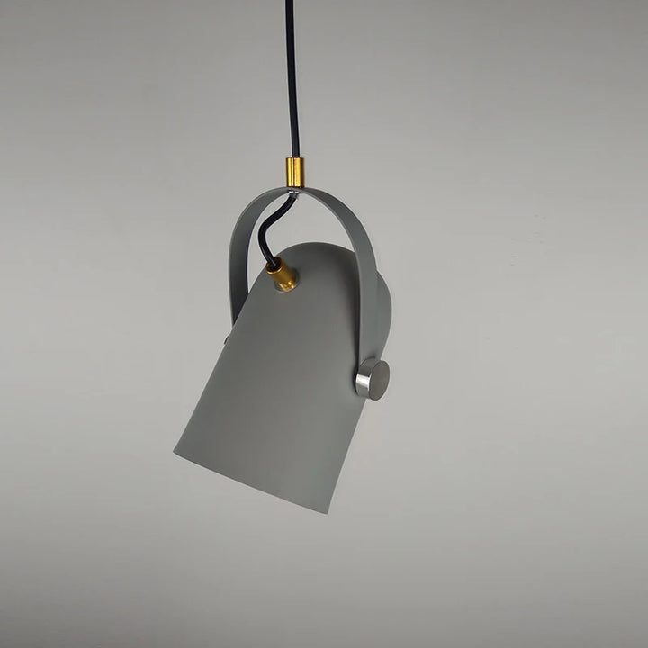 Suspension scandinave métal coloré cloche avec anse, éclairage ciblé pour petits espaces. Forme de cloche distinctive et anse pratique. Idéale pour créer une ambiance cosy et contemporaine.
