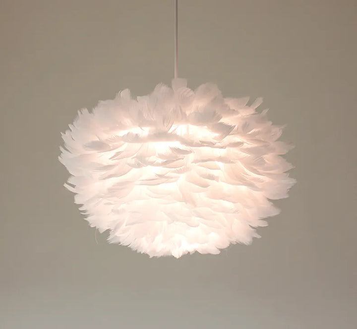 Suspension boule nuage de plumes blanches, éclairage doux et aérien pour une ambiance chaleureuse et accueillante dans votre intérieur. Tailles disponibles: 30 cm, 40 cm, 50 cm, 60 cm. Ampoule incluse. Idéale pour chambre, salon, entrée. Style moderne.