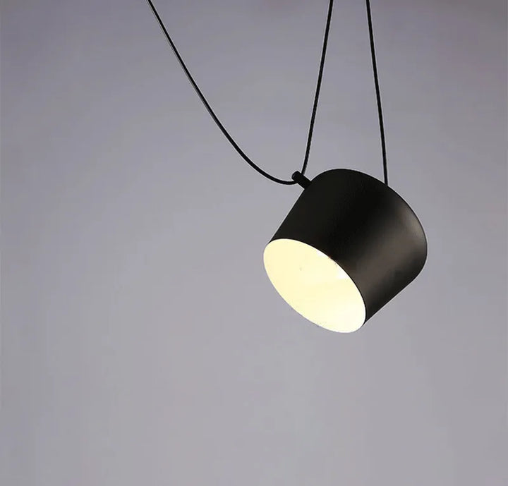 Suspension araignée métallique design industriel, ampoules ajustables, finition noir ou blanc, câbles réglables. LampeSuspension.com.