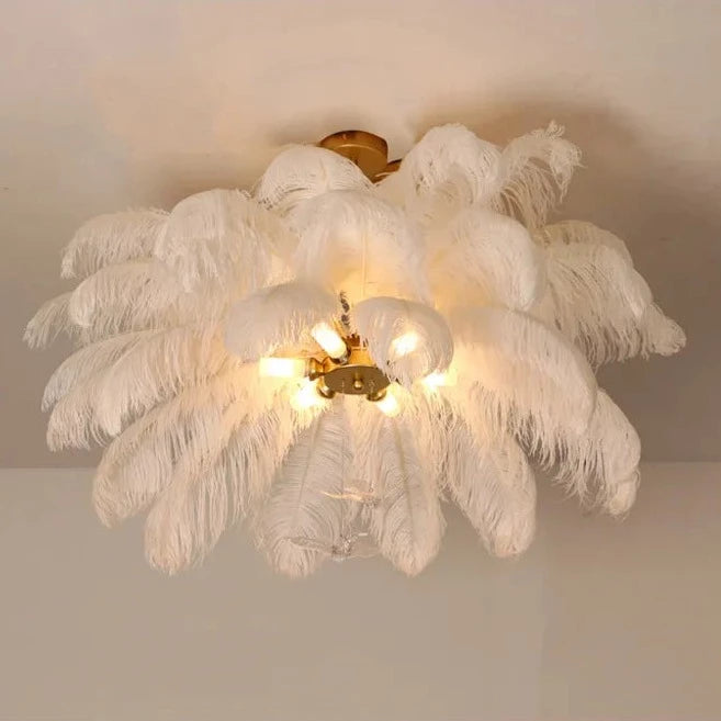 Suspension en plumes blanches pendantes style art déco vintage, éclairage chaleureux et raffiné pour une décoration inspirée des années folles.