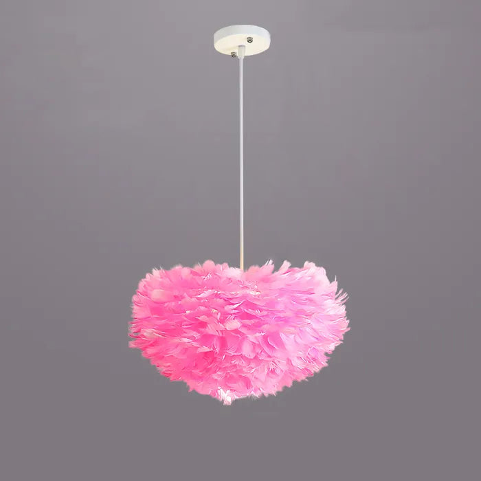 Une suspension boule nuage de plumes colorées, éclairant doucement votre espace. Disponible en différentes tailles et couleurs neutres, cette pièce maîtresse moderne capturera les regards et adoucira l'ambiance de votre intérieur. Ampoule incluse. Idéale pour chambre, salon et entrée.