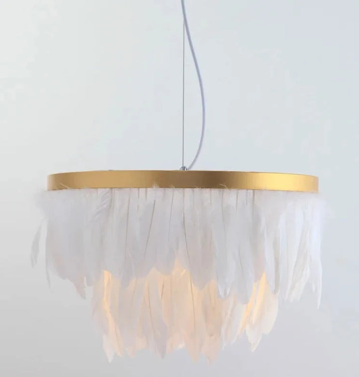 Suspension en plumes colorées avec anneau doré, design art déco, pour un intérieur raffiné et rétro. Crée une atmosphère douce et luxueuse. Tailles disponibles: 40 cm, 50 cm. Ampoule non incluse. Convient pour salon, chambre et cuisine.