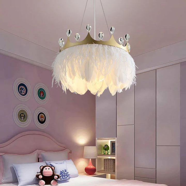 Suspension couronne dorée et plumes blanches design moderne pour une chambre sophistiquée et tendance. Éclairage charmant et raffiné, disponible en trois tailles. Métal et plumes blanches. Ampoule non incluse.