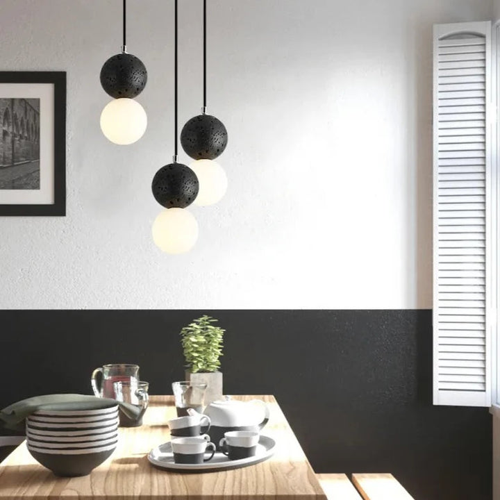 Suspension en verre double globe terrazzo design scandinave avec assiettes et bols sur une table