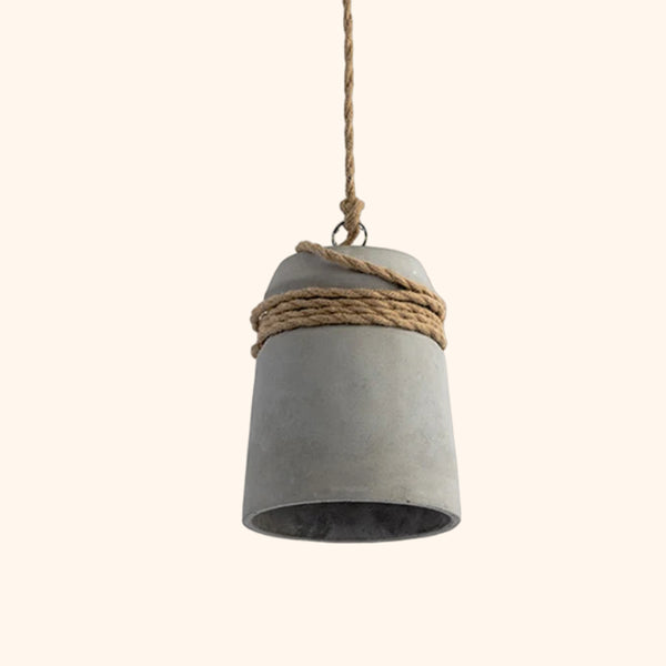 Suspension cloche ciment gris avec corde beige, ajoutant une ambiance nordique et organique à votre intérieur. Idéale pour éclairer des zones de 10 à 15 m². Ampoule incluse.