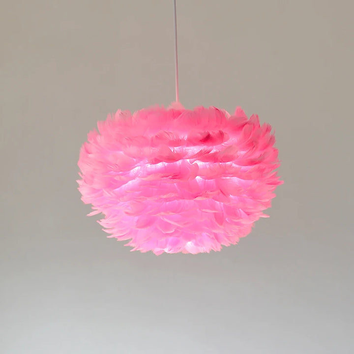 Suspension boule nuage de plumes colorées, éclairage doux et aérien pour une ambiance chaleureuse et accueillante dans votre intérieur. Disponible en différentes tailles et couleurs apaisantes. Parfait pour chambre, salon et entrée. Ampoule incluse.