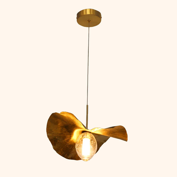 C'est une suspension en cuivre doré. Elle est composée d'un voile qui ressemble à une fleur. Le design est vintage. 