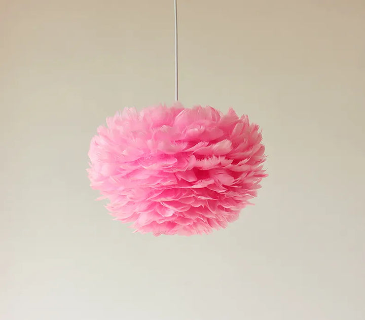 Suspension boule nuage de plumes colorées, éclairant une pièce avec douceur et élégance. Disponible en différentes tailles et couleurs apaisantes. Parfait pour créer une ambiance chaleureuse dans votre intérieur moderne. Ampoule incluse.