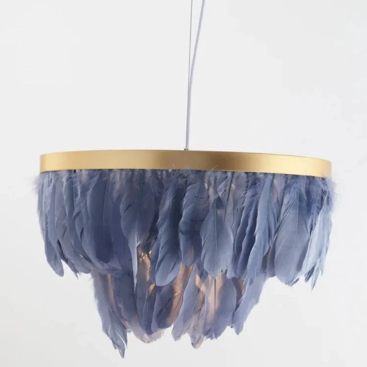 Suspension en plumes colorées avec anneau doré, design art déco. Parfait pour un intérieur raffiné et rétro.