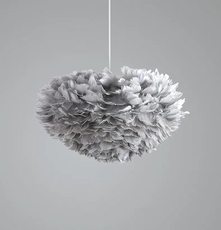 Une suspension boule nuage de plumes blanches, légère et aérienne, idéale pour créer une ambiance douce et chaleureuse dans votre intérieur. Disponible en différentes tailles, cette suspension en plumes d'oie apporte une touche de modernité à votre chambre, salon ou entrée. Ampoule incluse.