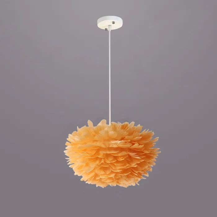 Suspension boule nuage de plumes colorées, éclairage doux et aérien pour une ambiance chaleureuse dans votre intérieur. Tailles et couleurs variées disponibles. Ampoule incluse.