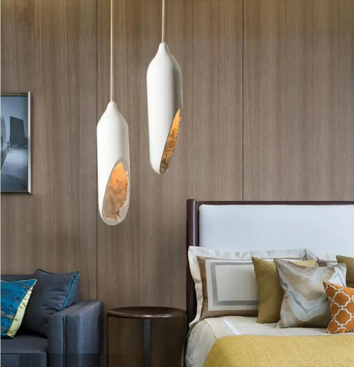 Suspension cylindre biseauté design moderne avec finition blanche résine et effet organique interne, diffuse une lumière LED chaude ou froide. Idéale pour les espaces de 15 à 30 m².