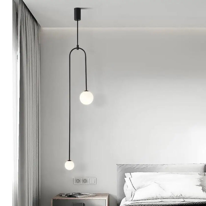 Suspension longue en laiton design moderne, éclairage contemporain avec boules lumineuses aux extrémités, idéale pour illuminer votre intérieur. Disponible en finitions dorée ou noire. Ampoule LED incluse. Taille : 16x126 cm. Parfait pour salon ou chambre.