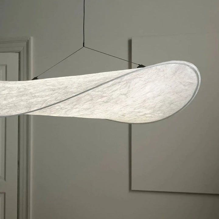 Suspension moderne vague en tissu blanc, éclairage LED ajustable, idéale pour un intérieur contemporain ou scandinave. Disponible en plusieurs tailles.