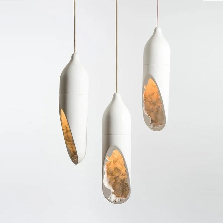 Suspension cylindre biseauté design moderne, luminaire blanc avec effet organique interne. Idéal pour les espaces de 15 à 30 m². Ampoule incluse.