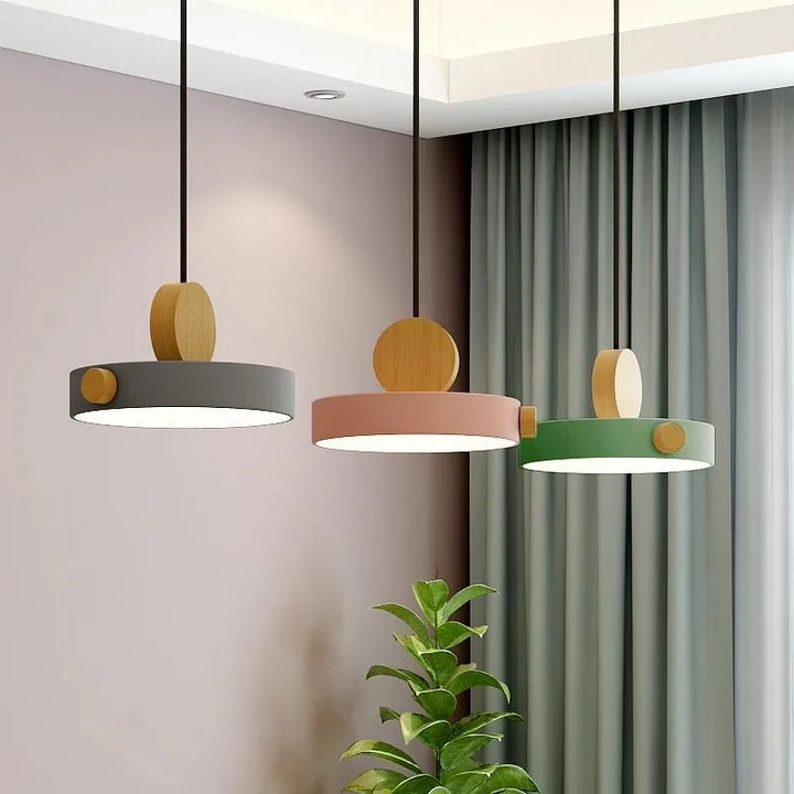 Suspension bois ronde géométrique avec éclairage LED pour une ambiance scandinave et naturelle dans votre intérieur.