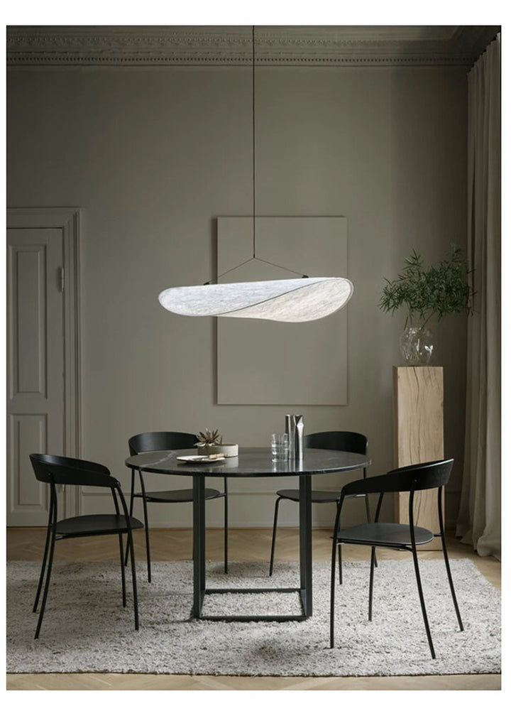 Suspension moderne vague en tissu blanc avec table à manger, chaises et lampe. Parfait pour un intérieur contemporain ou scandinave. Disponible en différentes tailles. Ampoule LED incluse. Éclairage ajustable.