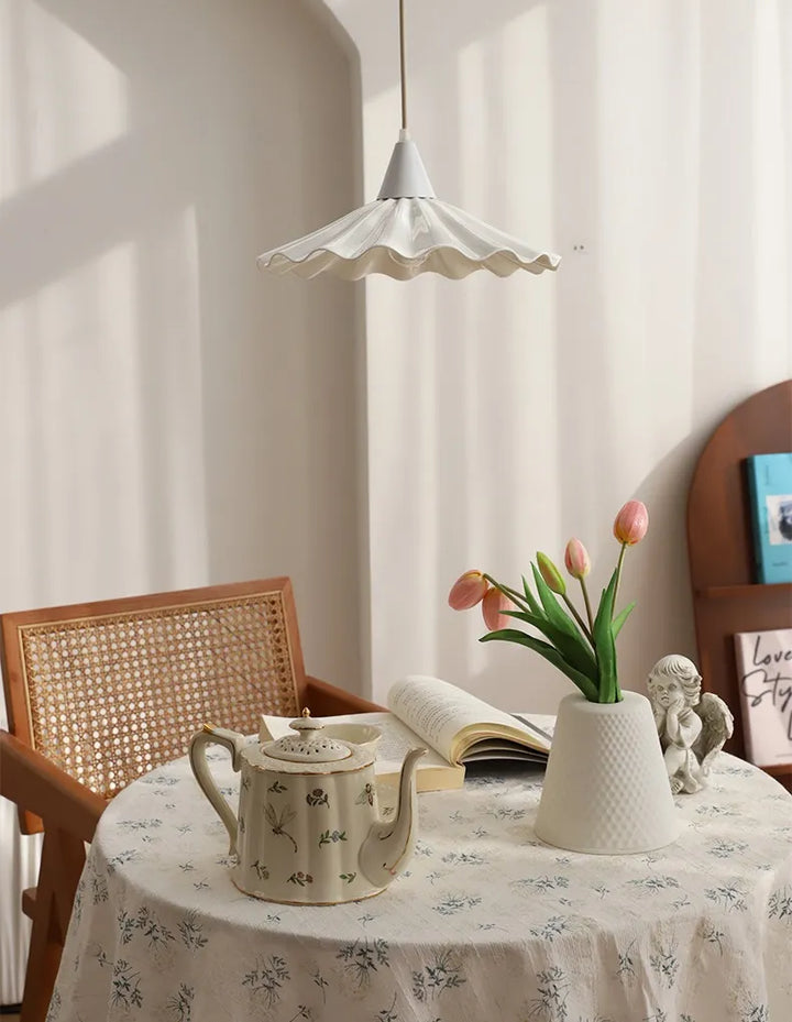 Suspension en céramique blanche ondulée vintage avec table, théière et fleurs. Parfait pour une ambiance sereine dans votre salle à manger ou salon.