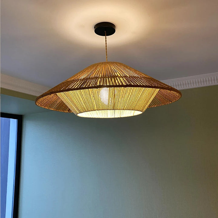 Suspension en corde de chanvre double forme design bohème, éclairant une pièce avec une lumière douce et apaisante. Parfaite pour créer une ambiance sereine dans votre salon ou chambre. Ampoule LED incluse. Dimensions: 50x21 cm, 60x21 cm.