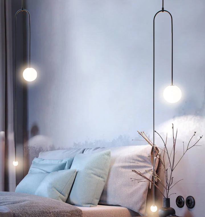 Suspension longue en laiton design moderne avec boules lumineuses, idéale pour éclairer votre intérieur. Disponible en doré ou noir, cette suspension en laiton apporte une touche contemporaine à votre espace de vie. Ampoule LED incluse. Taille: 16x126 cm.