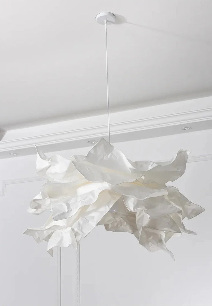 Une suspension nuage en papier blanc, design vintage, créant une atmosphère douce et poétique. Modulable et unique, elle offre une lumière douce et diffuse. Parfaite pour une déco légère et épurée. Disponible en trois tailles. Ampoule LED incluse. Convient à toutes les pièces.