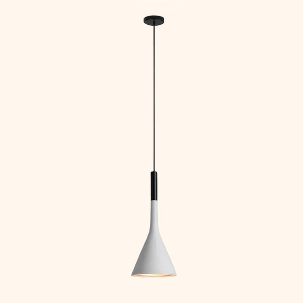 Une suspension conique blanche minimaliste avec câble noir est montrée sur un fond beige. 