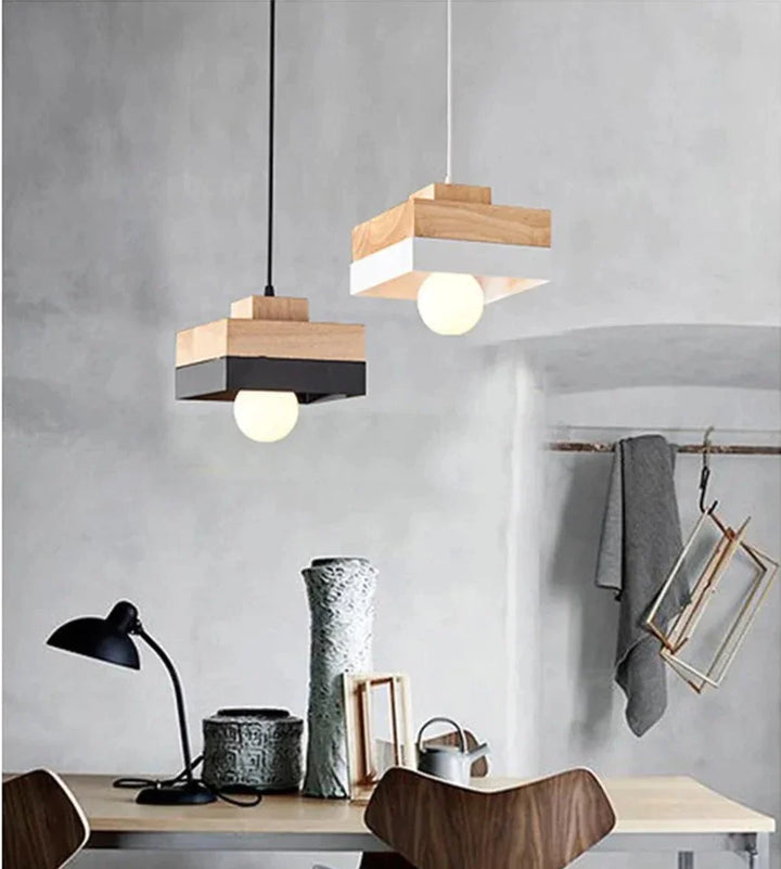 Suspension bois carré bicolore design scandinave avec éclairage LED. Parfait pour illuminer votre intérieur avec style. Disponible en six couleurs tendance. Idéal pour un éclairage d'ambiance dans un salon ou une chambre.
