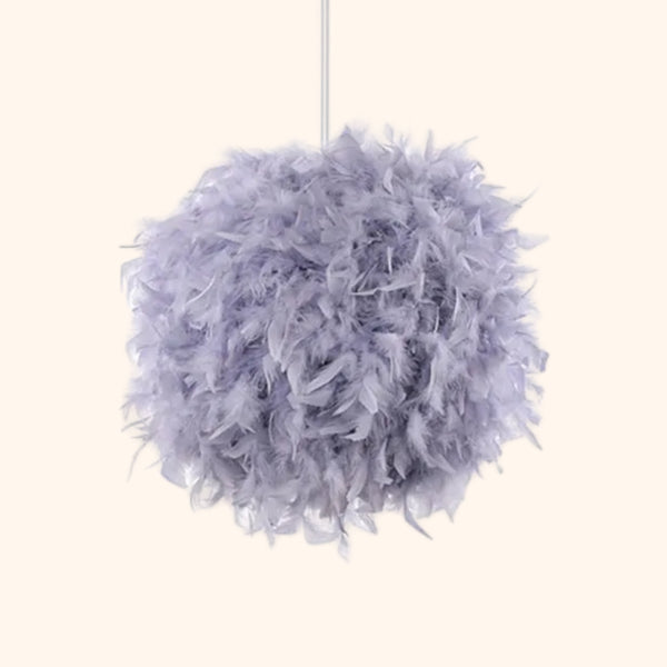 C'est une suspension en forme de boule composée de plumes violettes. Le design est moderne.