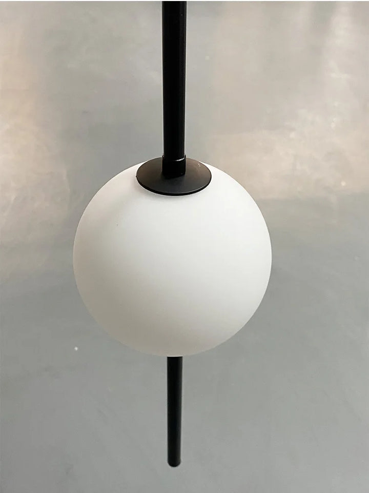 Suspension tige métallique globe en verre design moderne avec ampoule LED. Ambiance accueillante pour salon, salle à manger, chambre. Taille: 12x57 cm.